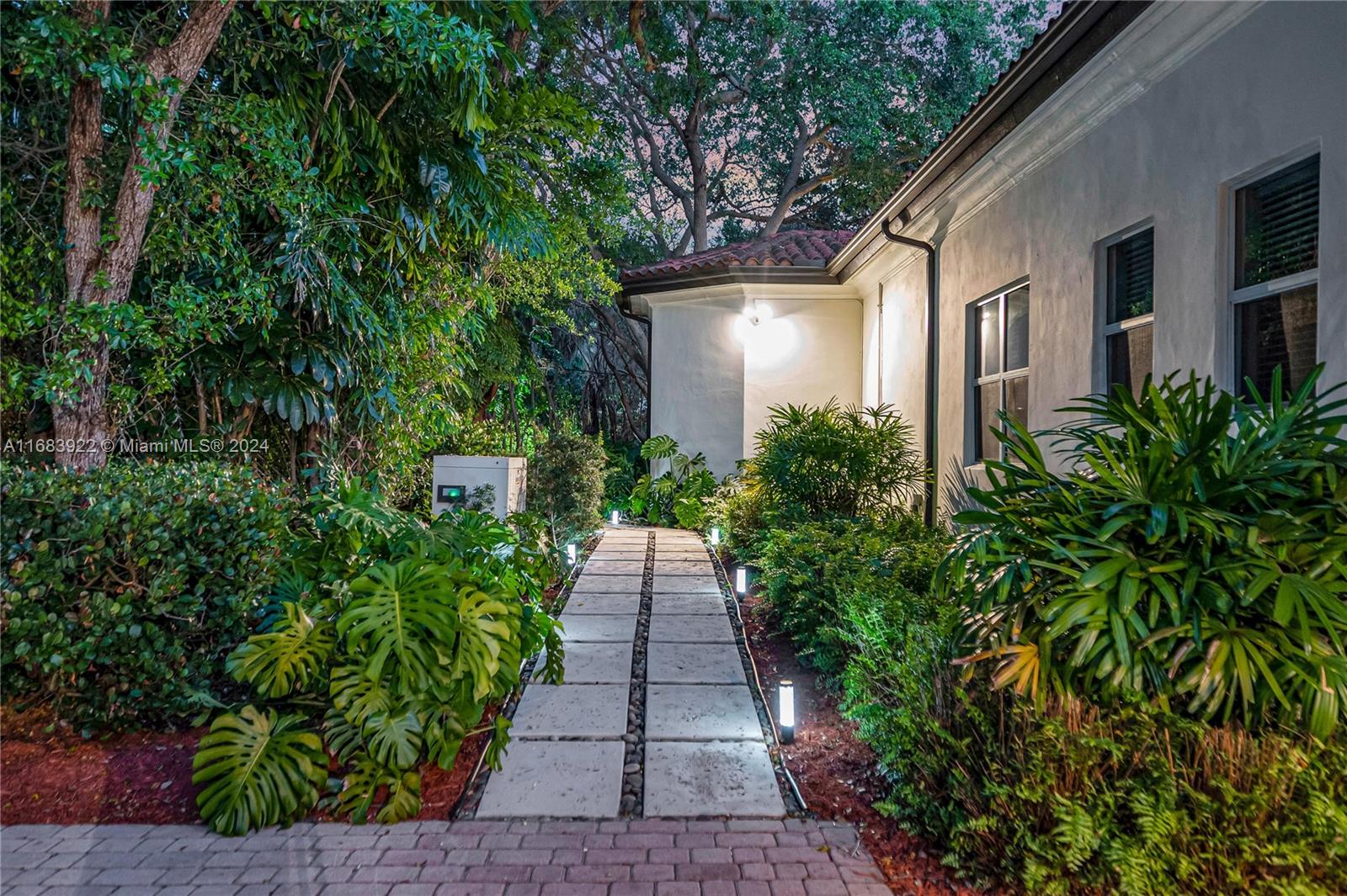 TOWN & RANCH ESTS - Residential