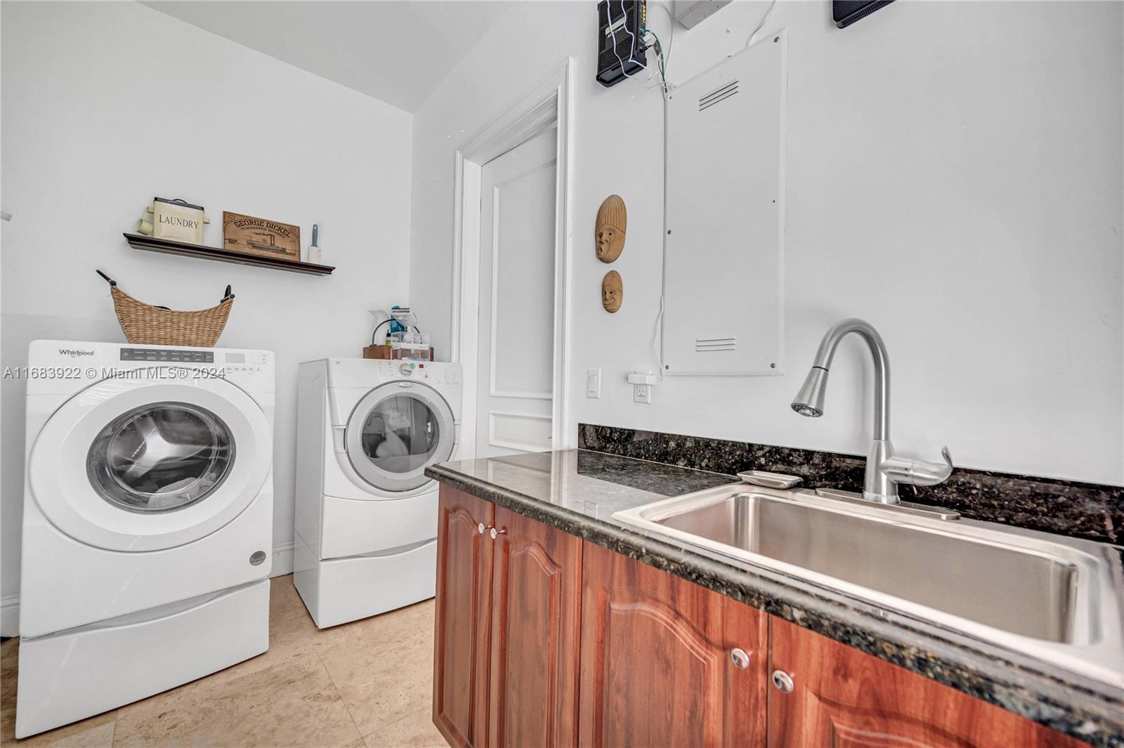 TOWN & RANCH ESTS - Residential