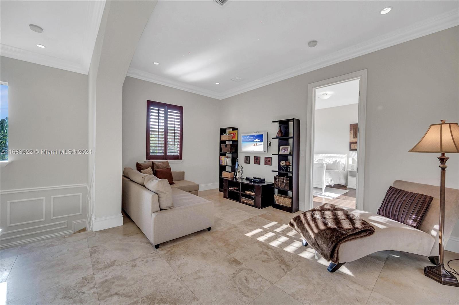 TOWN & RANCH ESTS - Residential