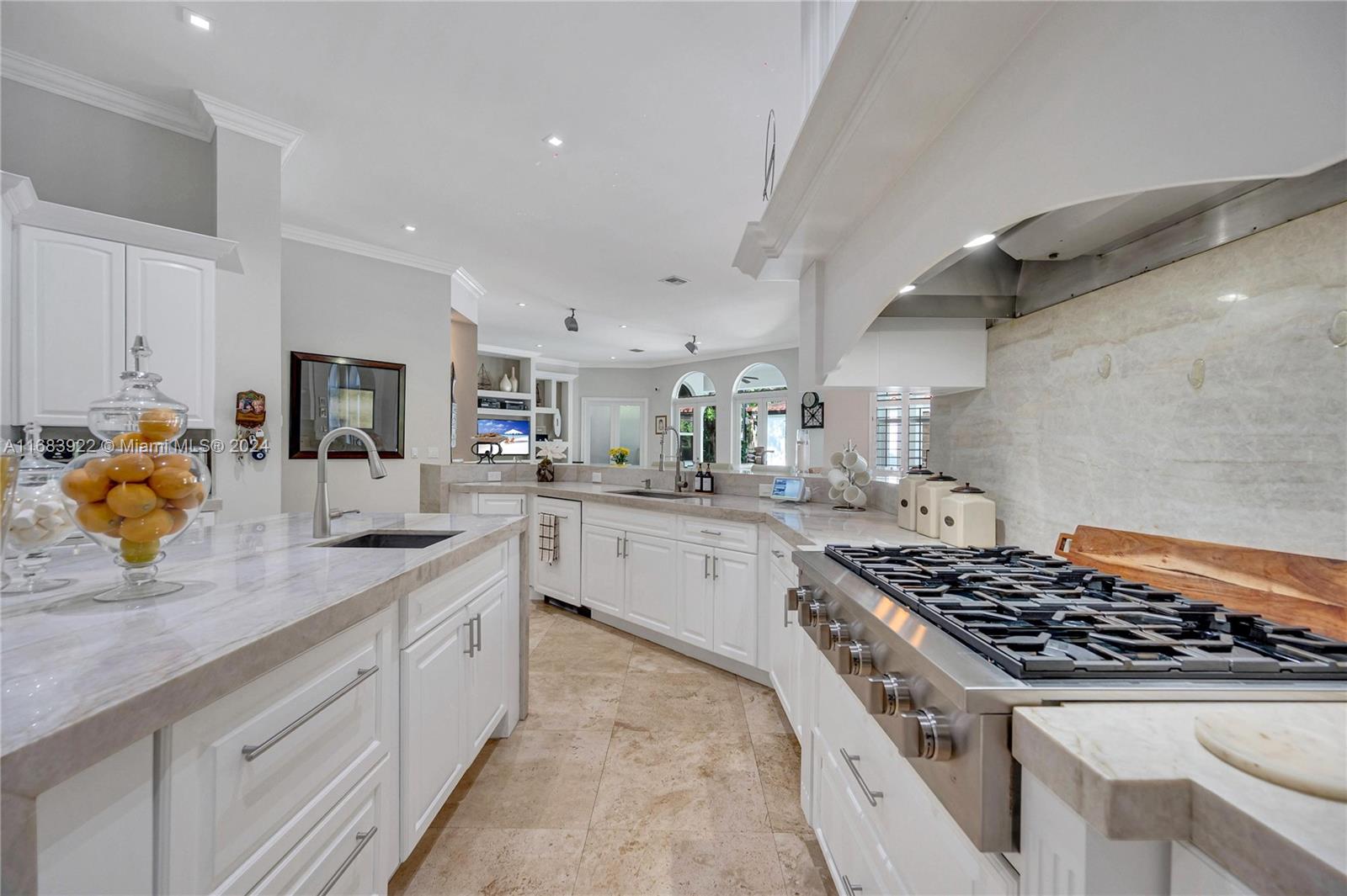 TOWN & RANCH ESTS - Residential