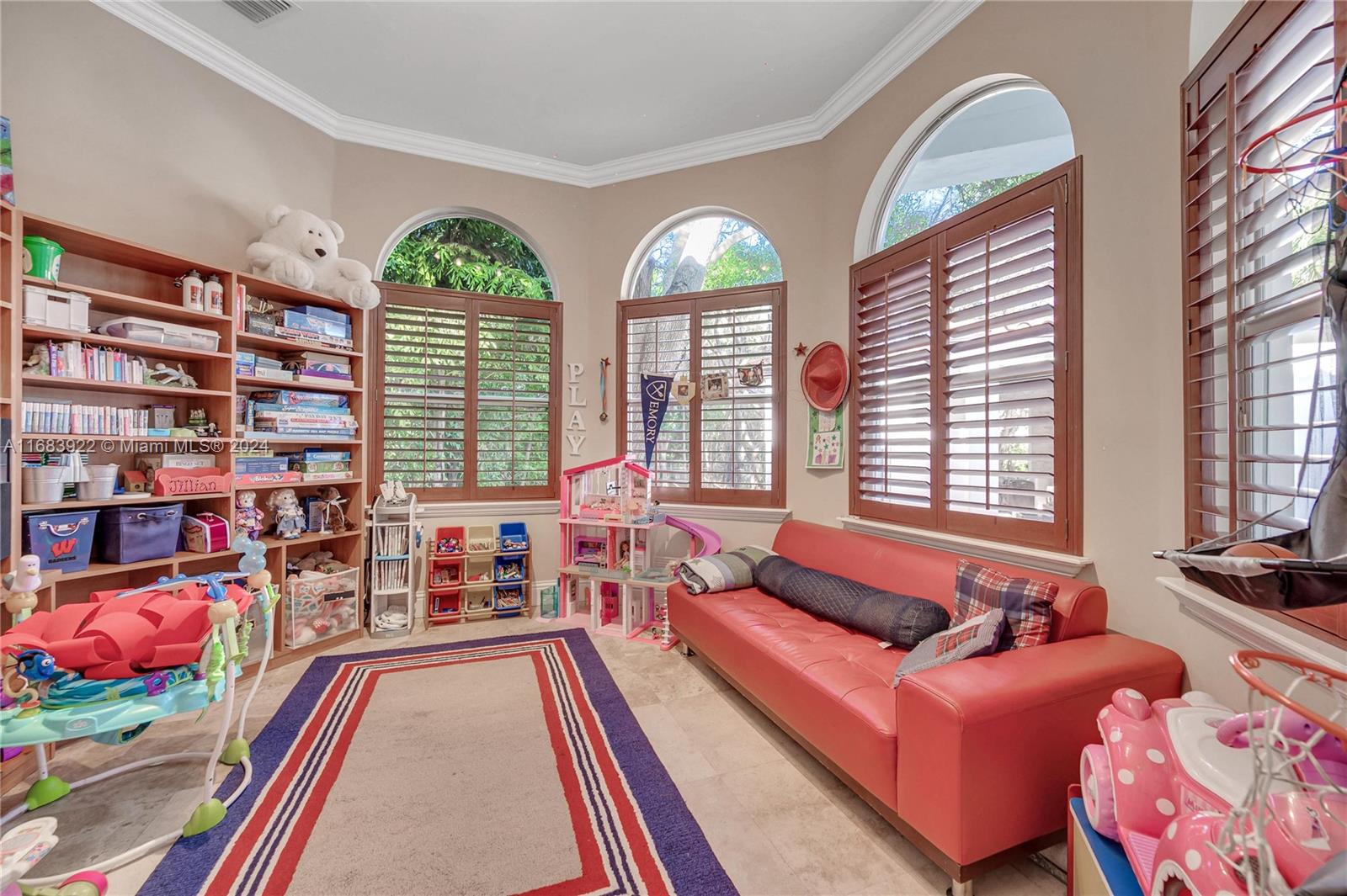 TOWN & RANCH ESTS - Residential
