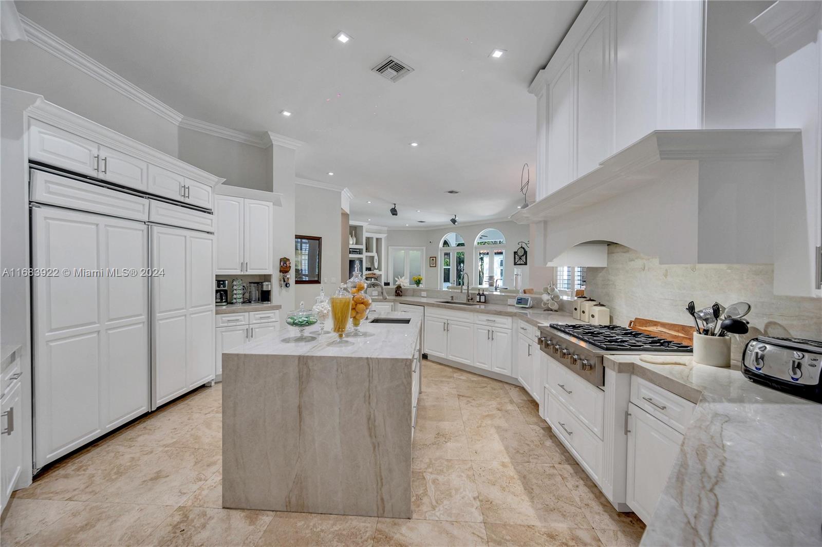 TOWN & RANCH ESTS - Residential