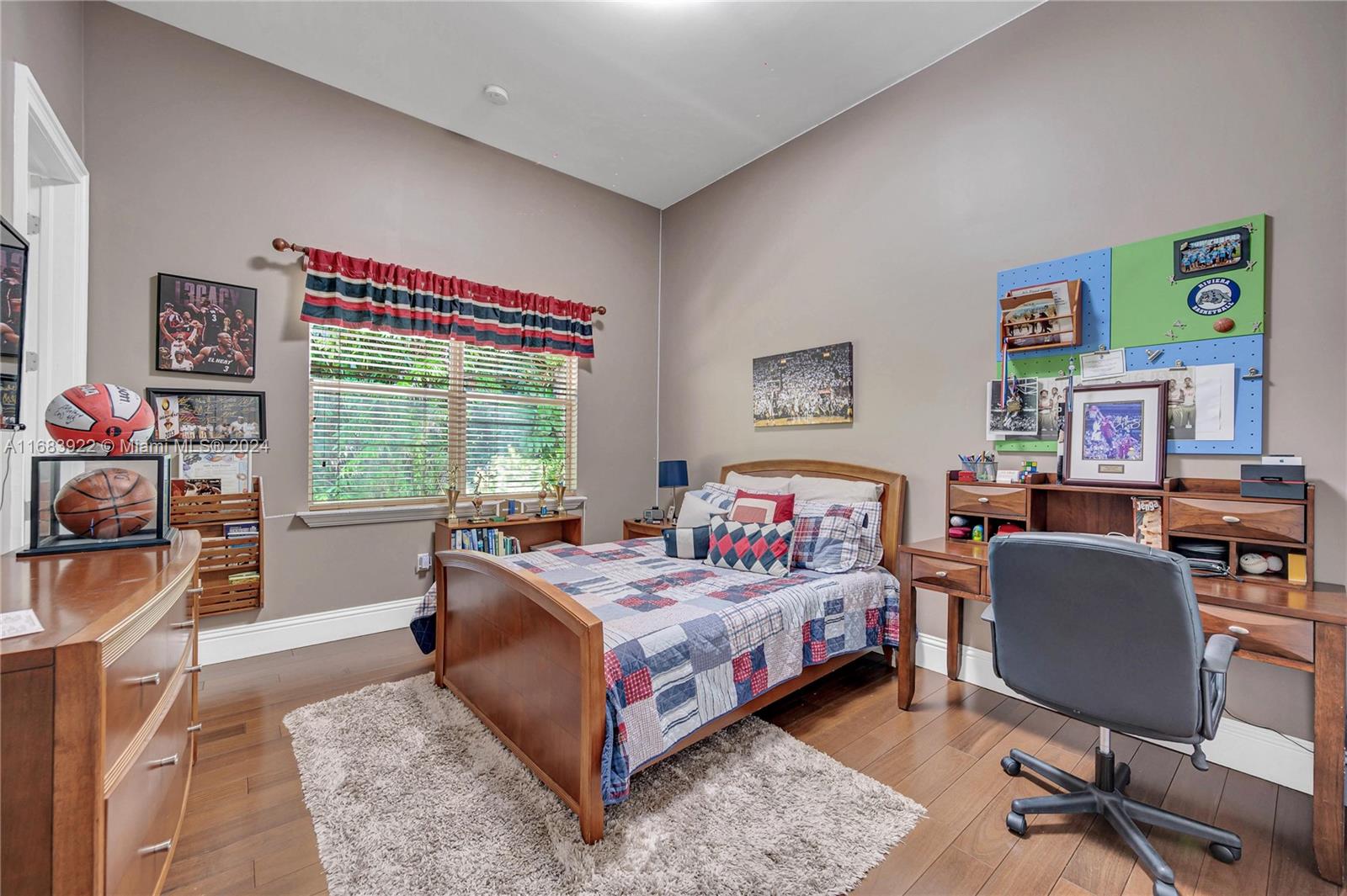 TOWN & RANCH ESTS - Residential