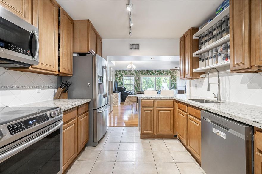 Beautiful 3 bedroom, 2 bathroom multilevel condo in a gated private tennis club. Almost 1500sqft. Amenities include 23 Tennis courts, Bar/Grille with service and full liquor license, Pool, Jacuzzi, Gym, Canal with intercostal access.