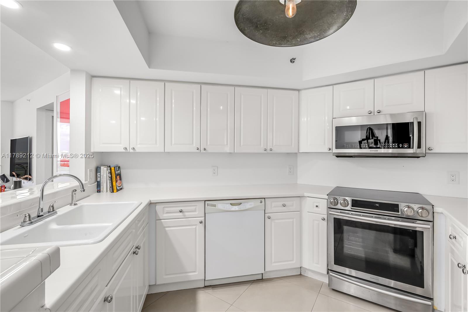 SUNSET HARBOUR SOUTH COND - Residential