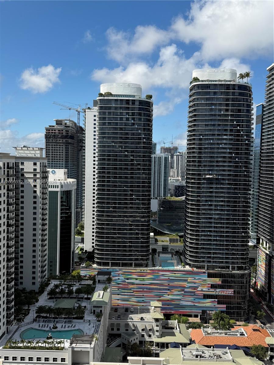 1111 SW 1st Ave LPH3820-