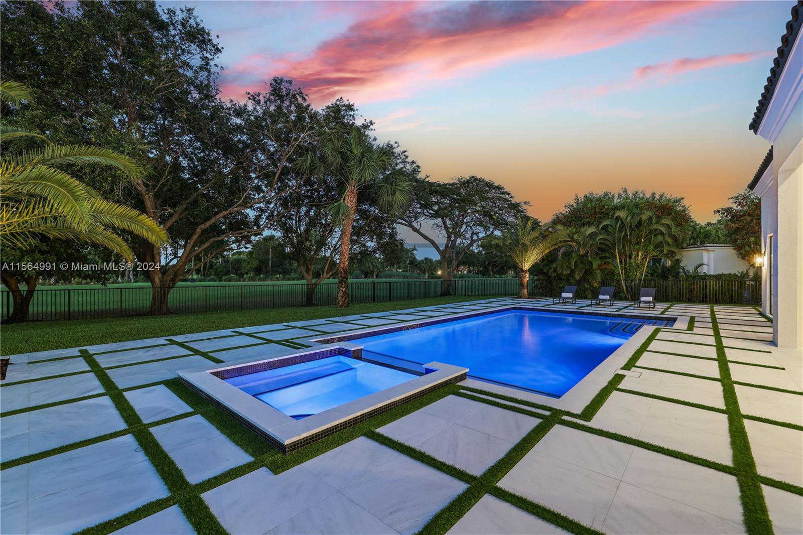 BREAKERS WEST - Residential