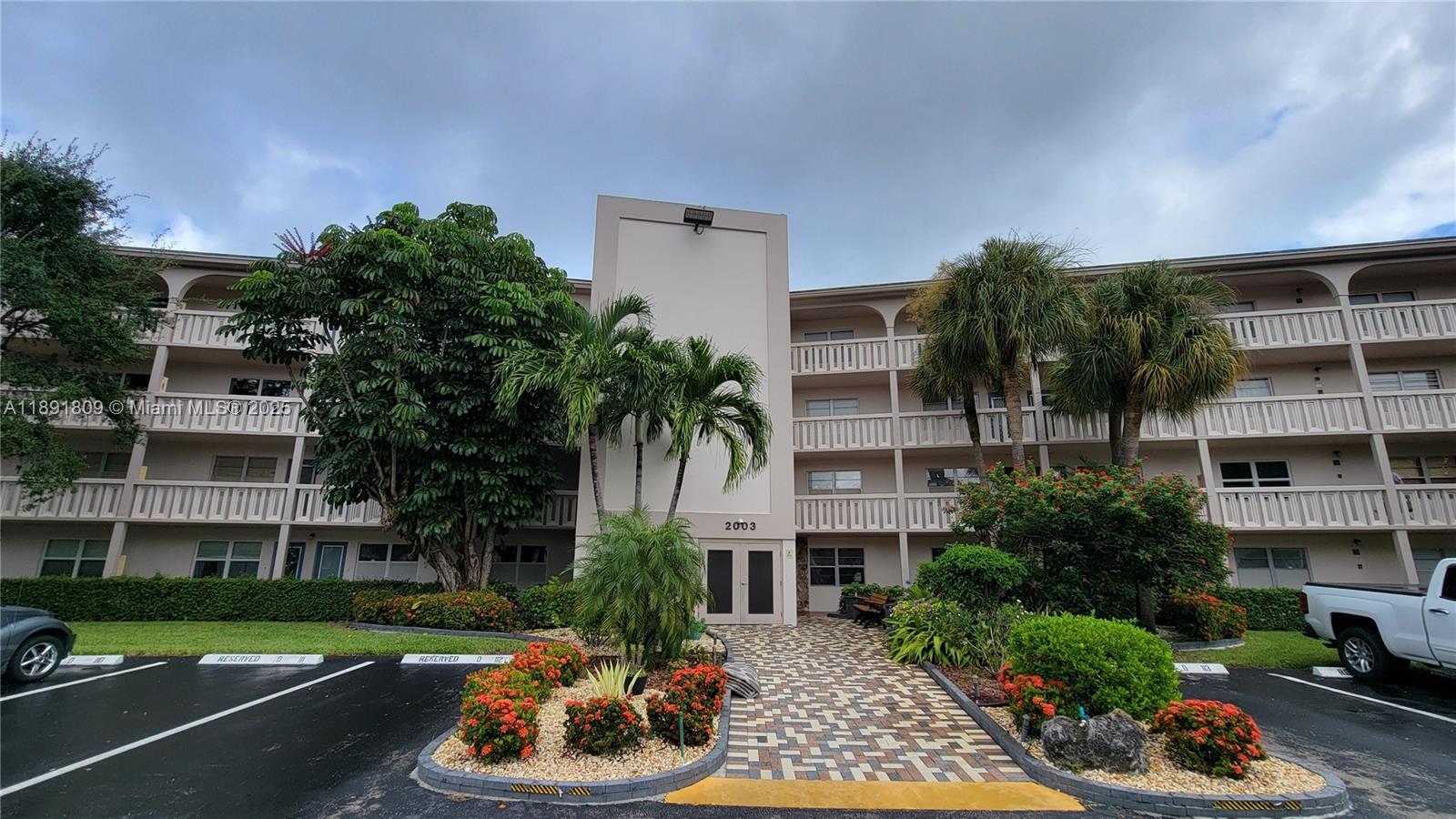 2003 Granada Dr E4, Coconut Creek, FL, 33066/$172,000 2 2003 Granada Dr E4