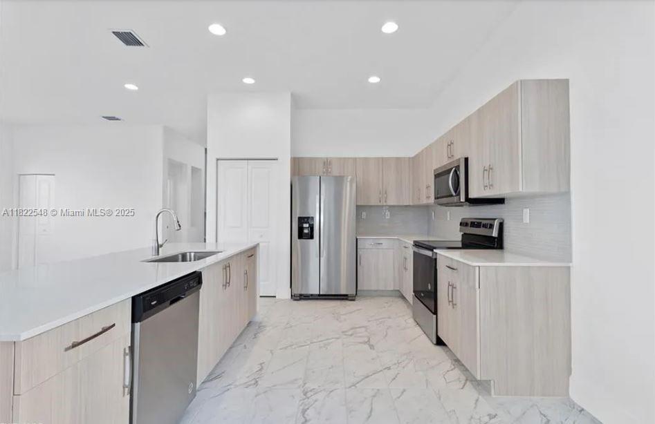 631983 - SILVERWOOD AT AVE - Residential Lease