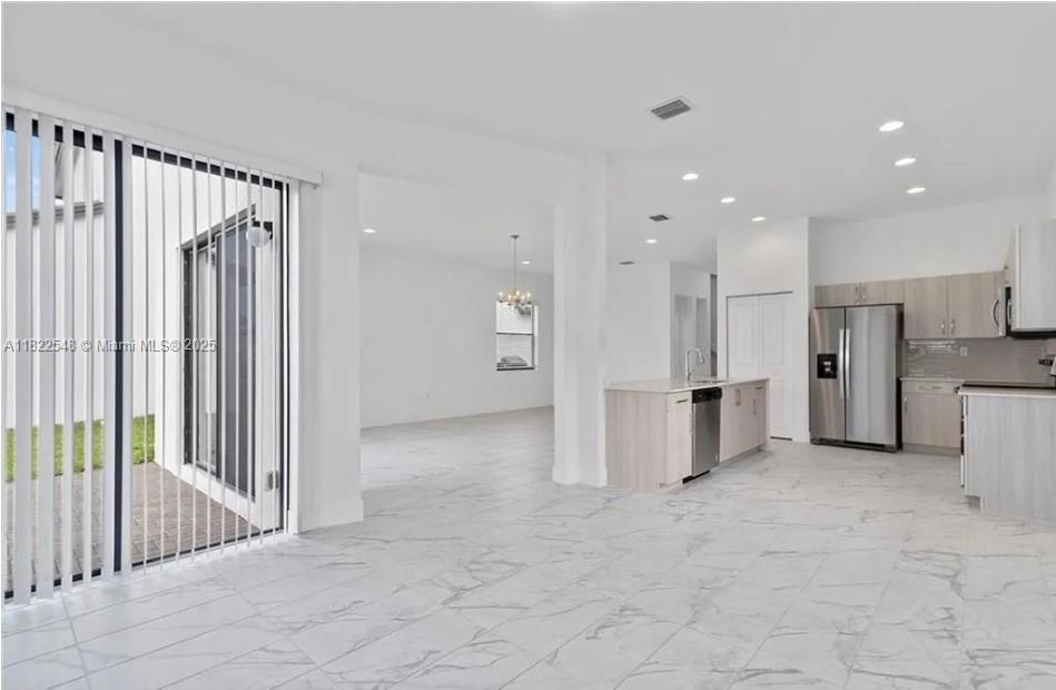 631983 - SILVERWOOD AT AVE - Residential Lease