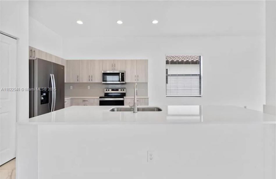 631983 - SILVERWOOD AT AVE - Residential Lease