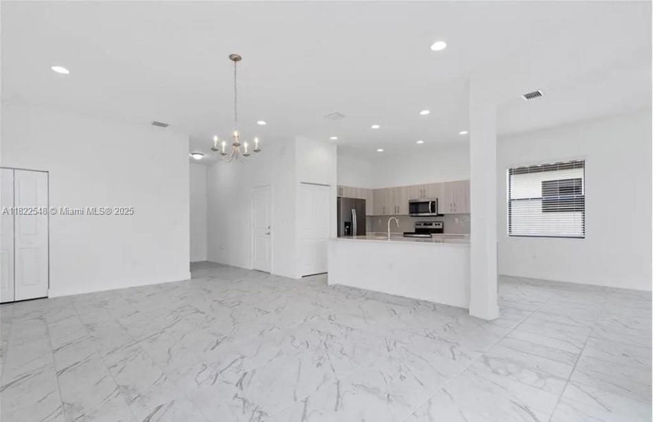 631983 - SILVERWOOD AT AVE - Residential Lease