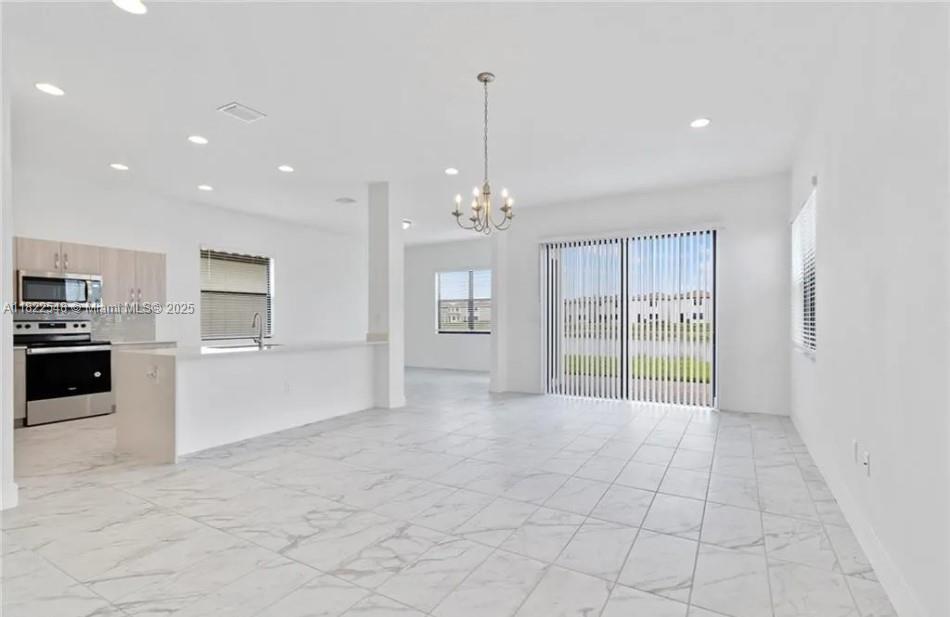 631983 - SILVERWOOD AT AVE - Residential Lease