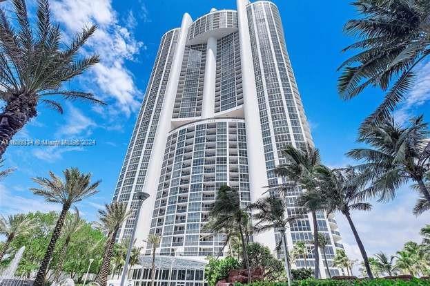 Enjoy a fully furnished 1 bedroom with 1.5 baths, offering stunning ocean views. The interior is tastefully and thoughtfully decorated. The building boasts an array of fabulous amenities including pool, tennis courts, a putting green, a spectacular gym with endless ocean views, and much more.
