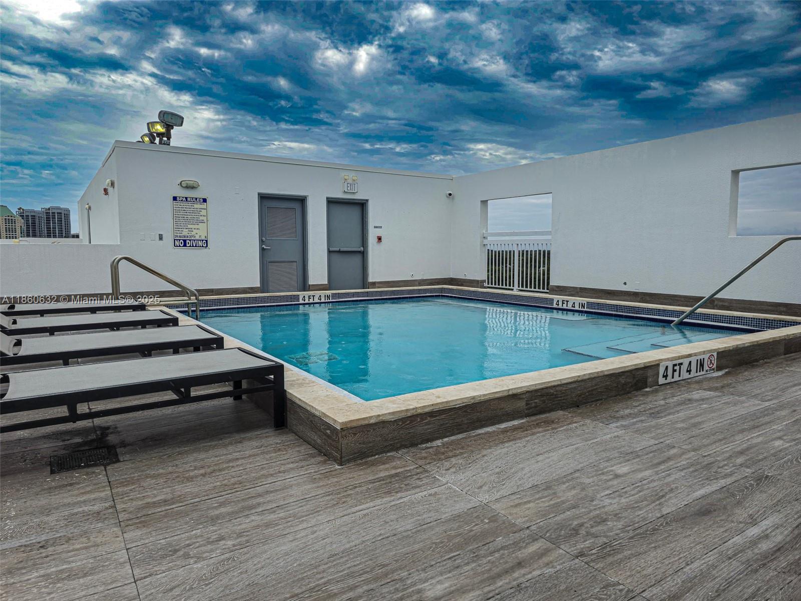 VILLAGGIO IN THE GROVE TO - Residential