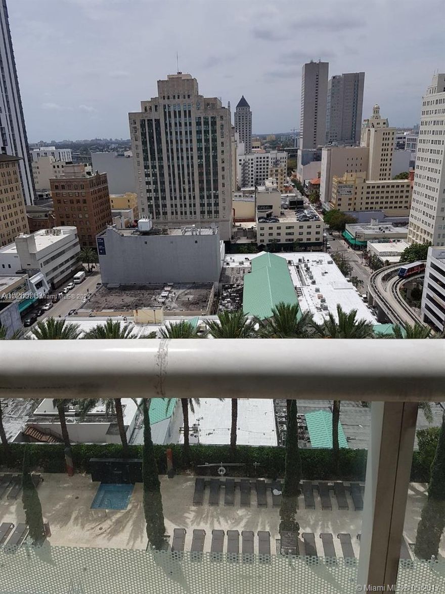 FURNISHED 1 BEDROOM 1 BATH PLUS DEN IN THE HEART OF DOWNTOWN MIAMI, CITY VIEWS,TOP OF THE LINE CABINETRY AND APPLIANCES, KITCHEN WITH GRANITE COUNTER TOPS, STATE OF THE ART GYM/HEALTH SPA AND A SPECTACULAR INFINITY POOL,IT IS DIRECTLY ACROSS THE STREET FROM BAY FRONT PARK AND WALKING DISTANCE TO BAY SIDE MARKET, 24 HOURS SECURITY, CONCIERGE AND VALET.
UNIT RENTED .SHOWINGS 48 HS NOTICE