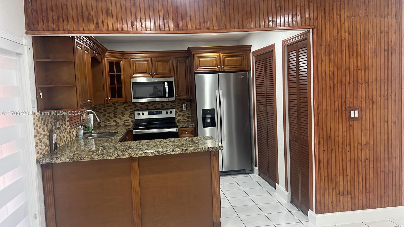 LES CHALETS - Residential Lease