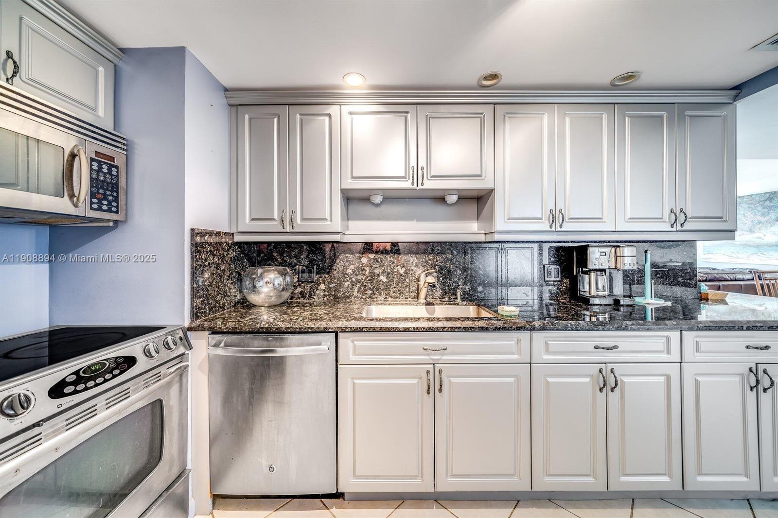 PALM BEACH HOUSE CONDO - Residential Lease