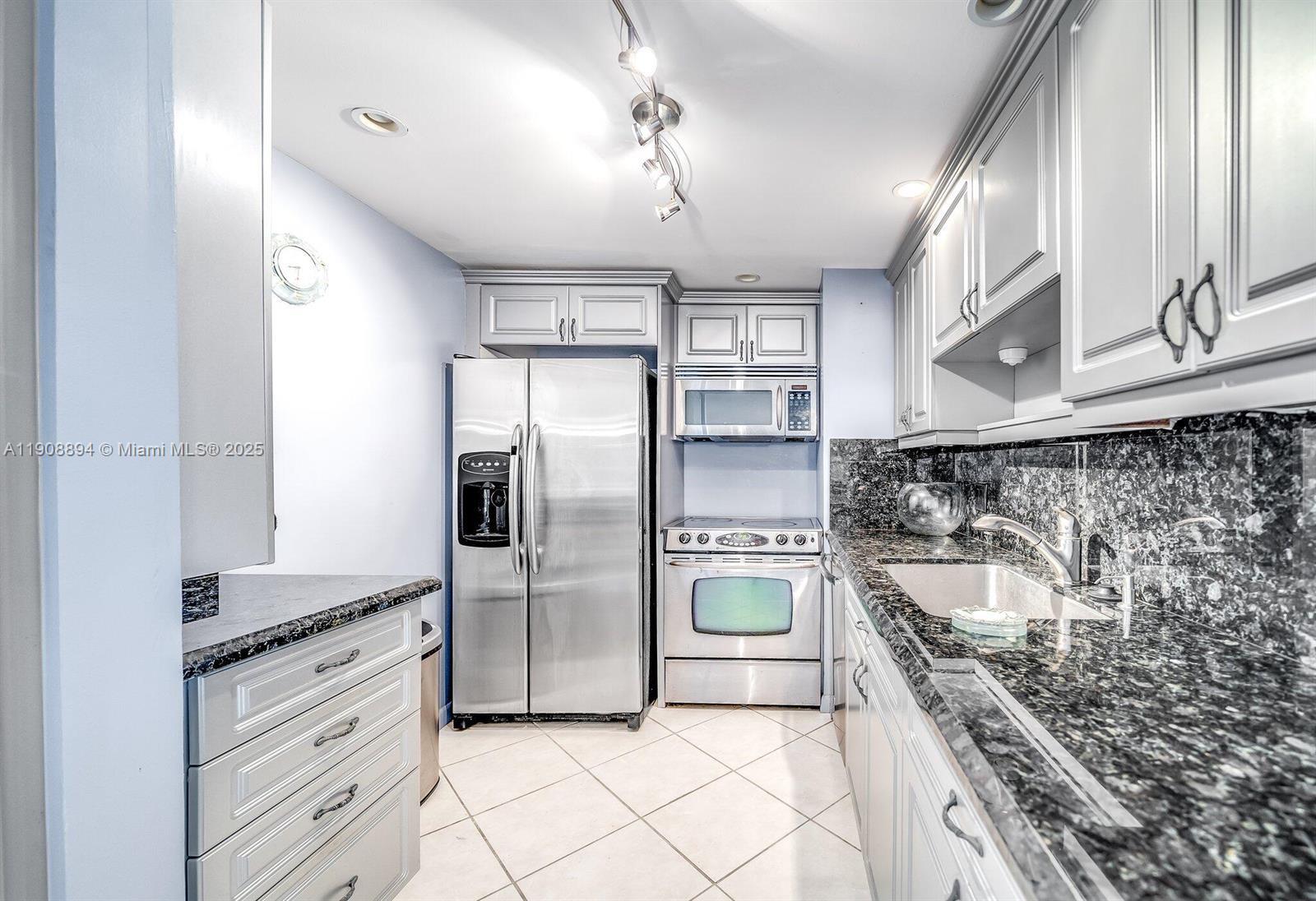 PALM BEACH HOUSE CONDO - Residential Lease