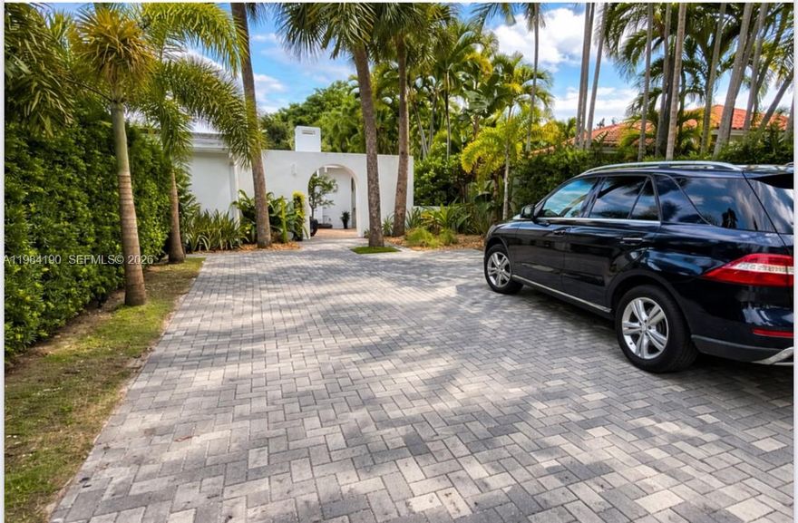 For Rent, cozy home in Key Biscayne.  Spacious one level house, 4 beds, 3 baths, swimming pool, freshly painted, nice front and back yards fenced in. BBQ. Open kitchen and New appliances. Pets ok.