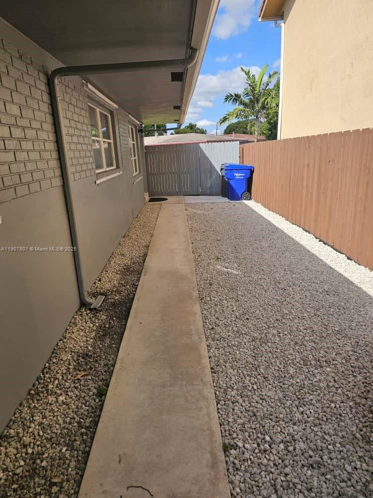 HOLLYWOOD BEACH GARDENS - Residential Lease