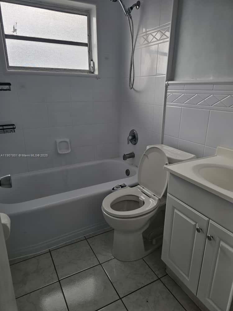 HOLLYWOOD BEACH GARDENS - Residential Lease