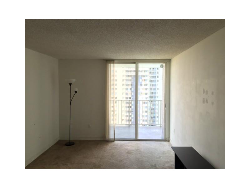 LOCATED IN THE HEART OF DOWNTOWN MIAMI. ONE OF THE MOST CONVINIENT ADDRESSES IN MIAMI WITH THE METRORAIL AND THE PEOPLE MOVER NEXT DOOR. SPACIOUS CLOSETS AND PANTRY.