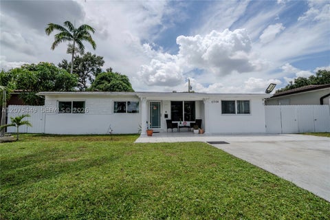 Photo of 6944 SW 10th Ct, Pembroke Pines, FL 33023 (MLS # A12075449)