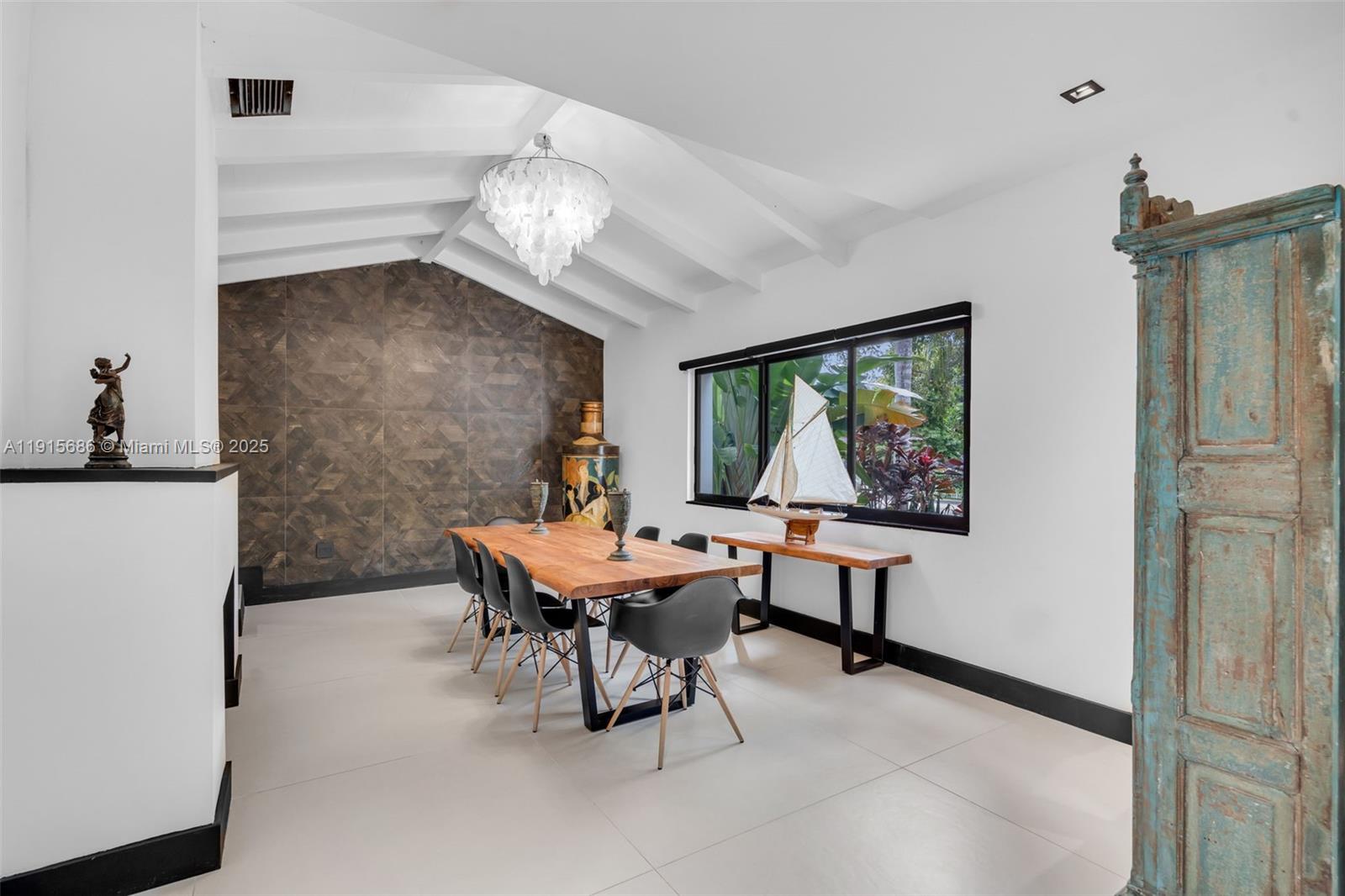 BISCAYNE PINES - Residential