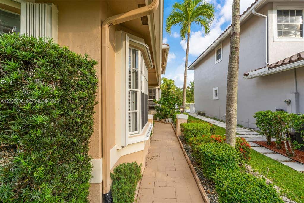 Photo of 11834 Highland Pl, Coral Springs, FL 33071 (MLS # A12007630)