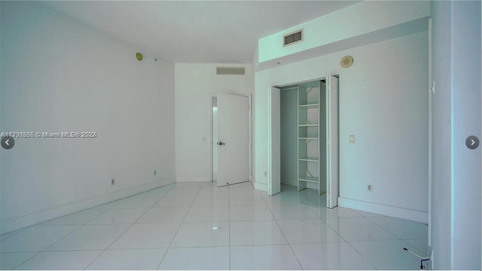 Stunning Corner Unit in Infinity Brickell with Panoramic City Views!
Spacious 2-bedroom, 2.5-bath corner floor plan in the heart of Brickell. Enjoy a large wrap-around terrace showcasing breathtaking city skyline views from every room.
Key Features:
Expansive layout with floor-to-ceiling windows
Wrap-around terrace with stunning views
Located in sought-after Infinity Brickell
Amenities:
24-hour security & concierge
Resort-style pool, fitness center, and spa
Club room, billiards area, and mini-market
Lobby-level restaurant & valet parking
Don?t miss this rare opportunity for luxury living in one of Brickell?s top locations!