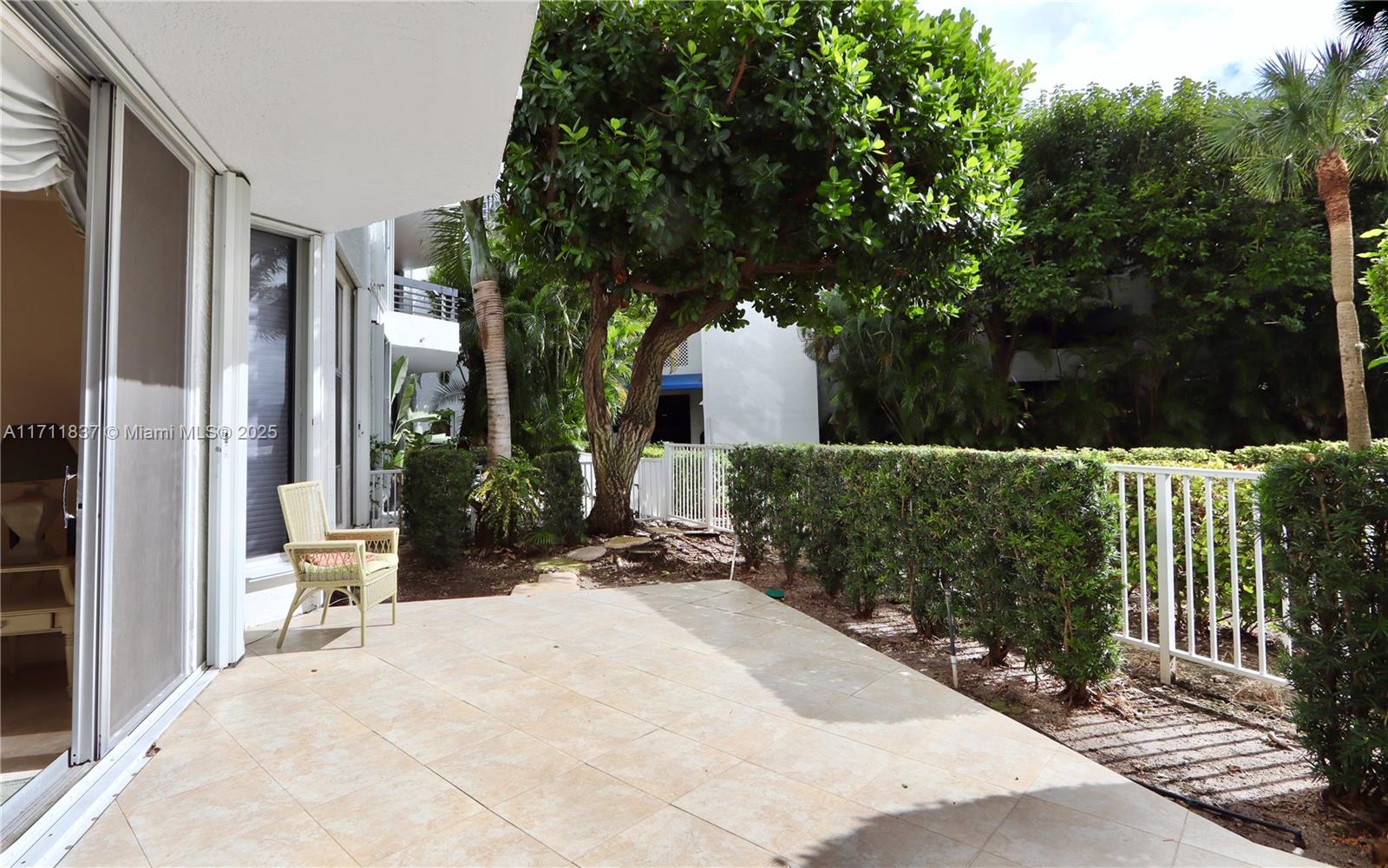 3600 Mystic Pointe Dr 115