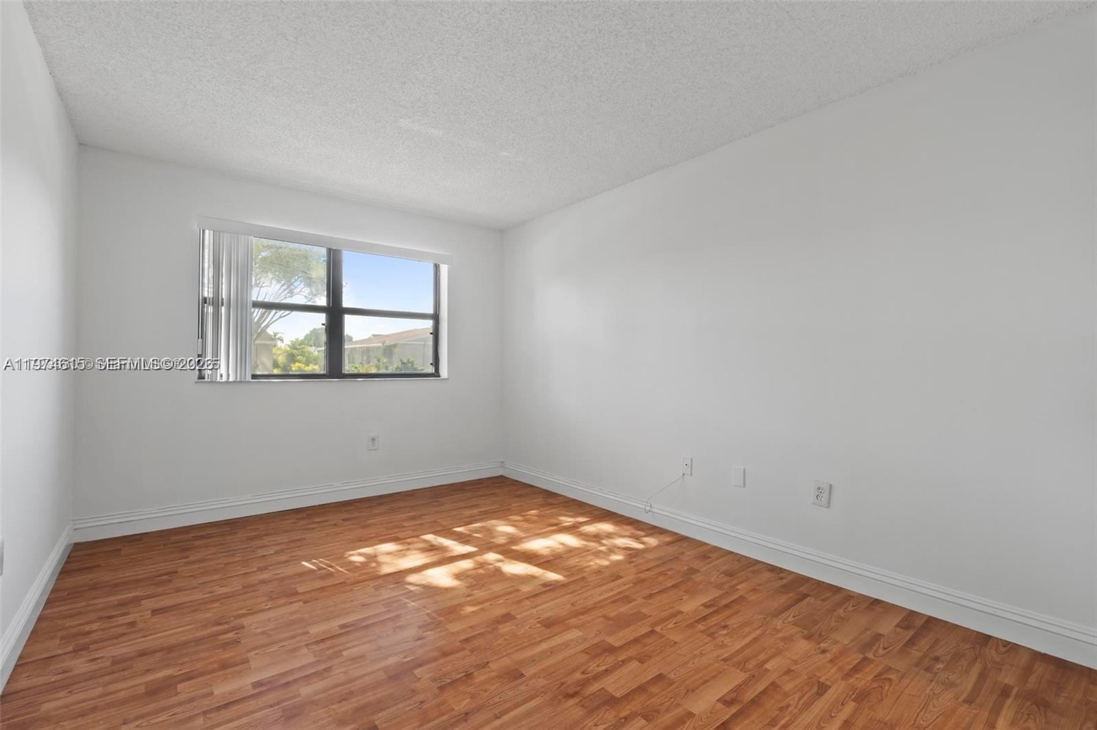 THE COURTS AT KENDALL CON - Residential