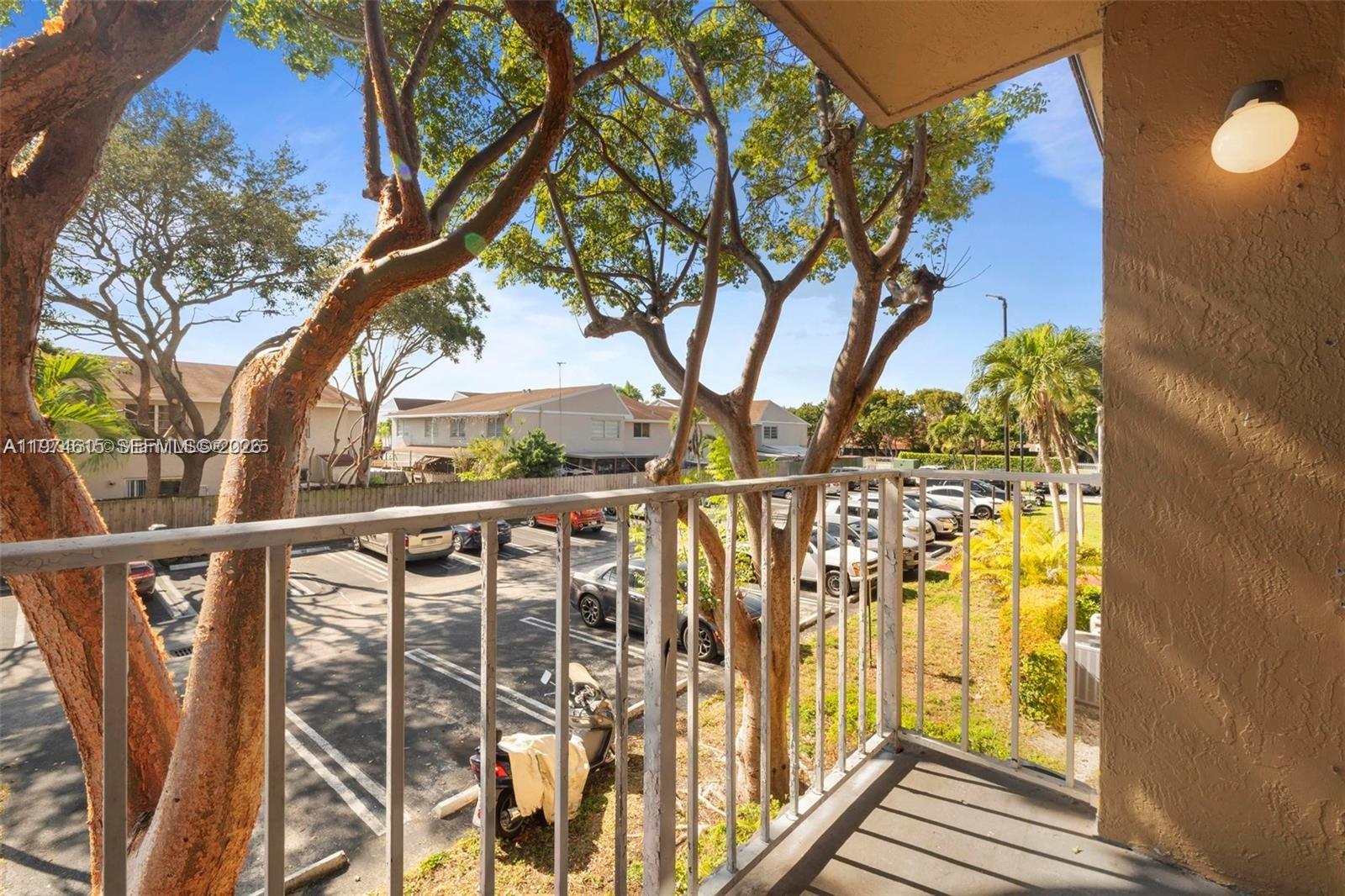 THE COURTS AT KENDALL CON - Residential