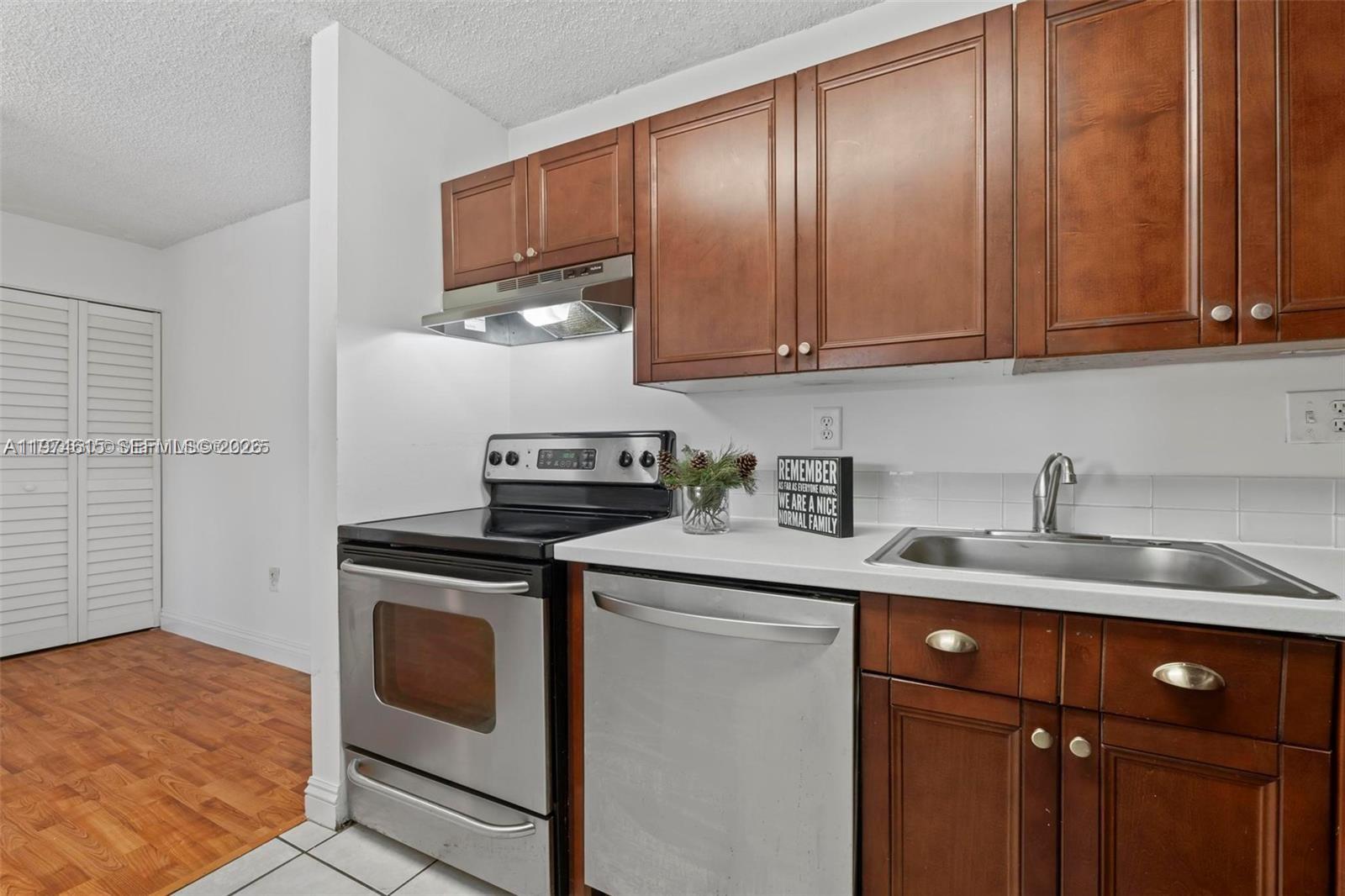 THE COURTS AT KENDALL CON - Residential