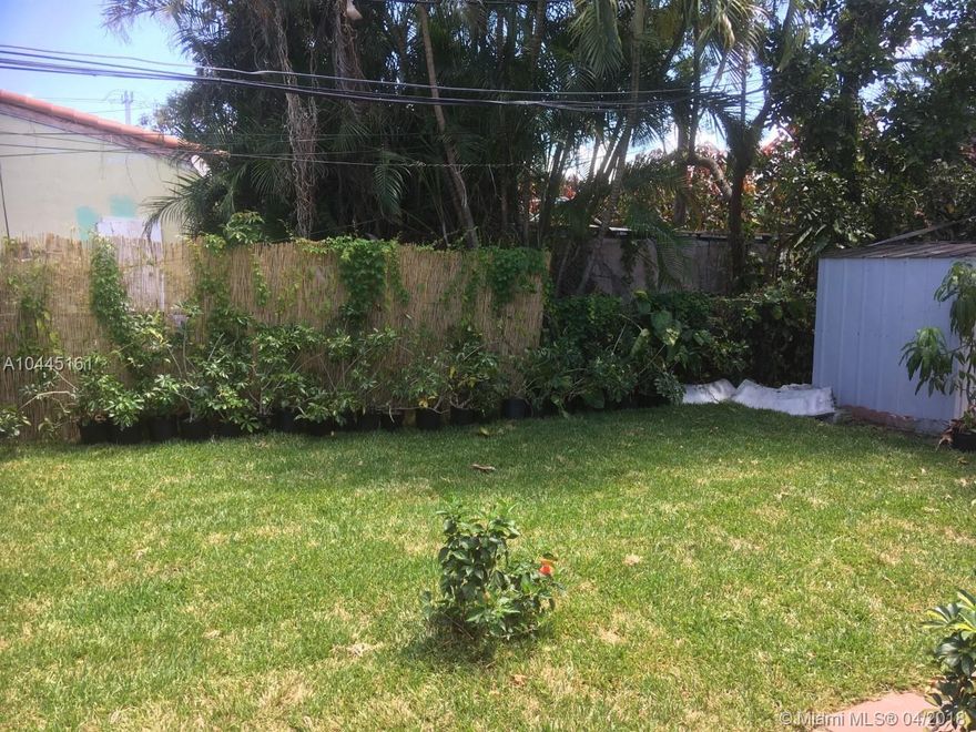 SPACIOUS & BRIGHT 1/1 IN A QUIET BLDG. TILE THROUGHOUT, SPLIT PLAN, PARKING,AVAILABLE IMMEDIATELY, A CHARTER SCHOOL ACROSS THE STREET ,CONVENIENTLY LOCATED NEAR DOWNTOWN HOLLYWOOD,YOUNG CIRCLE, I-95,BEACHES,BANK, RESTAURANTS,TRANSPORTATION AND MORE..., EASY TO SHOW.
NO POLICE AND EVICTION RECORDS.