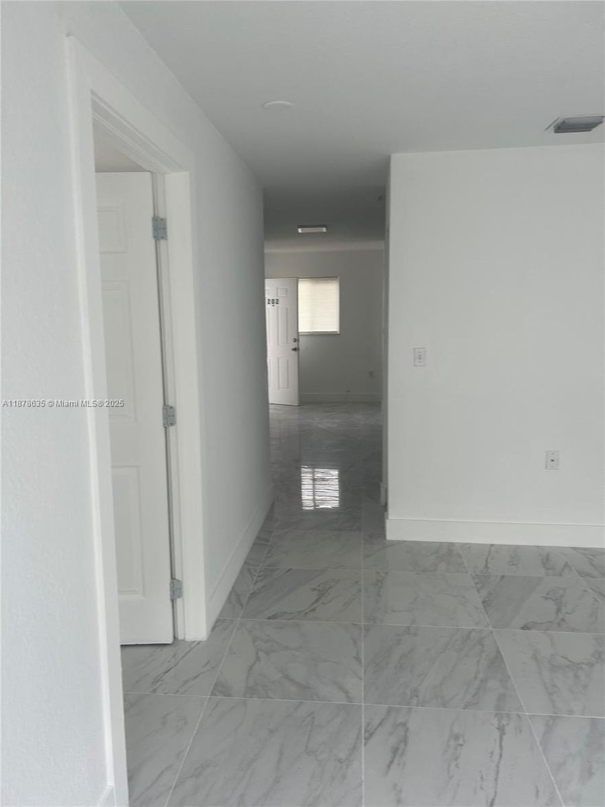 Beautiful apartment in the East of Hialeah. Plan 8 ok.