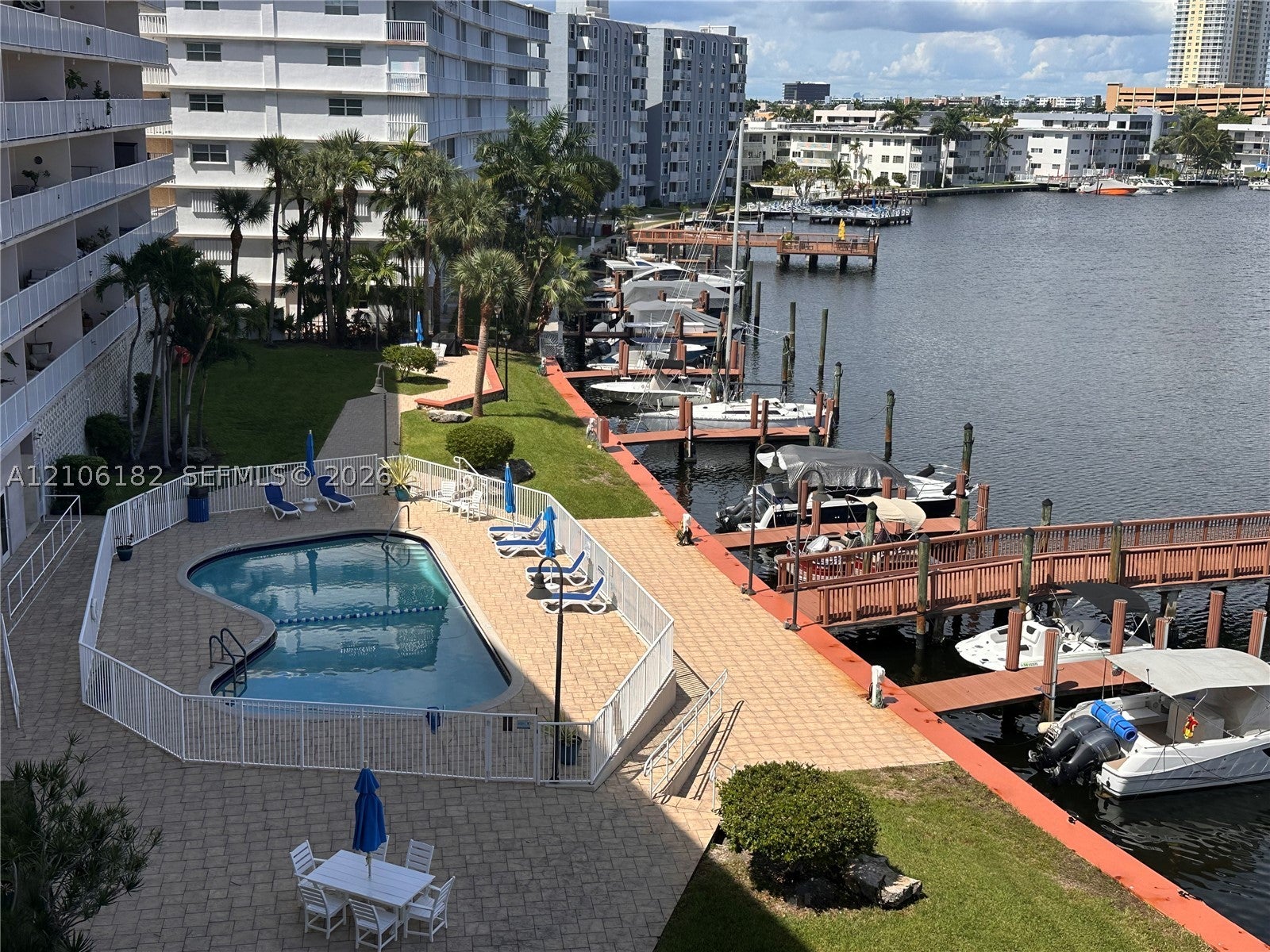 400 Golden Isles Dr 40
