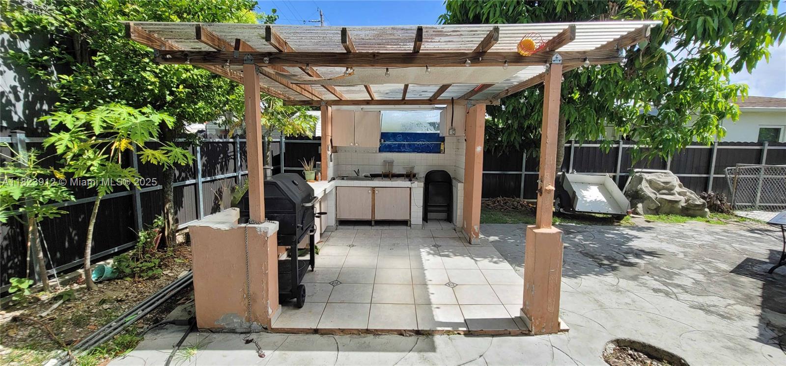 TROPICAL GARDENS - Residential