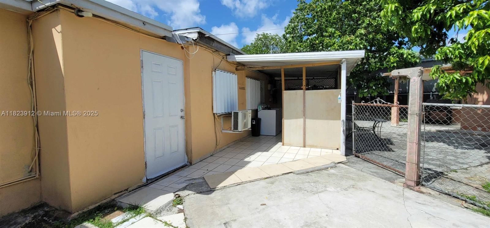 TROPICAL GARDENS - Residential