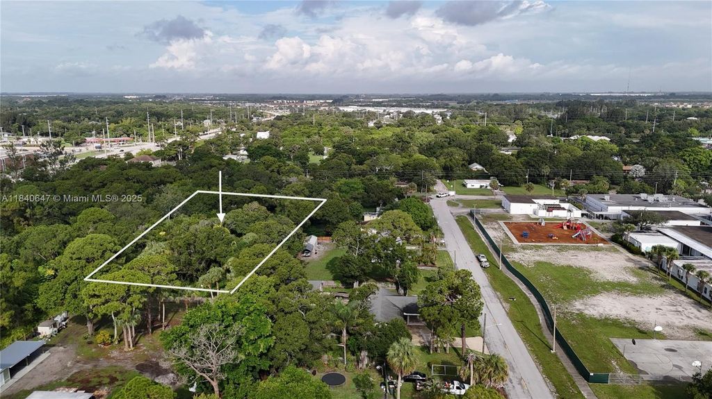 Photo of 1 Tennessee Ave, Fort Pierce, FL 34947 (MLS # A11840647)