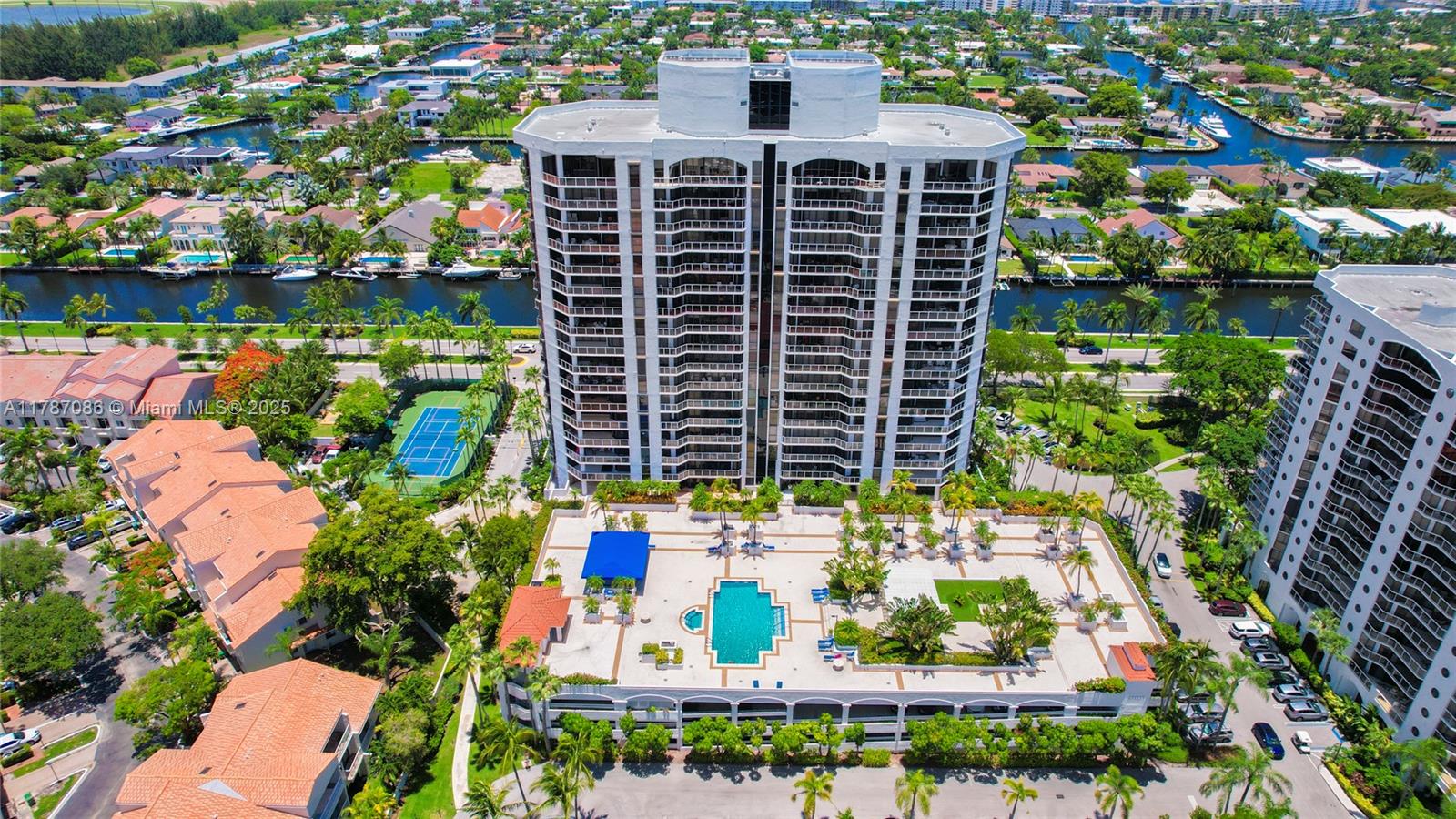 HARBOR TWS AT THE WATERWA - Residential