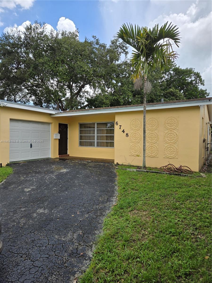 Spacious, lovely home ready for tenants in Miramar. Prime location close to schools, shopping, parks.
Vacant on lockbox...fast approval, no HOA.