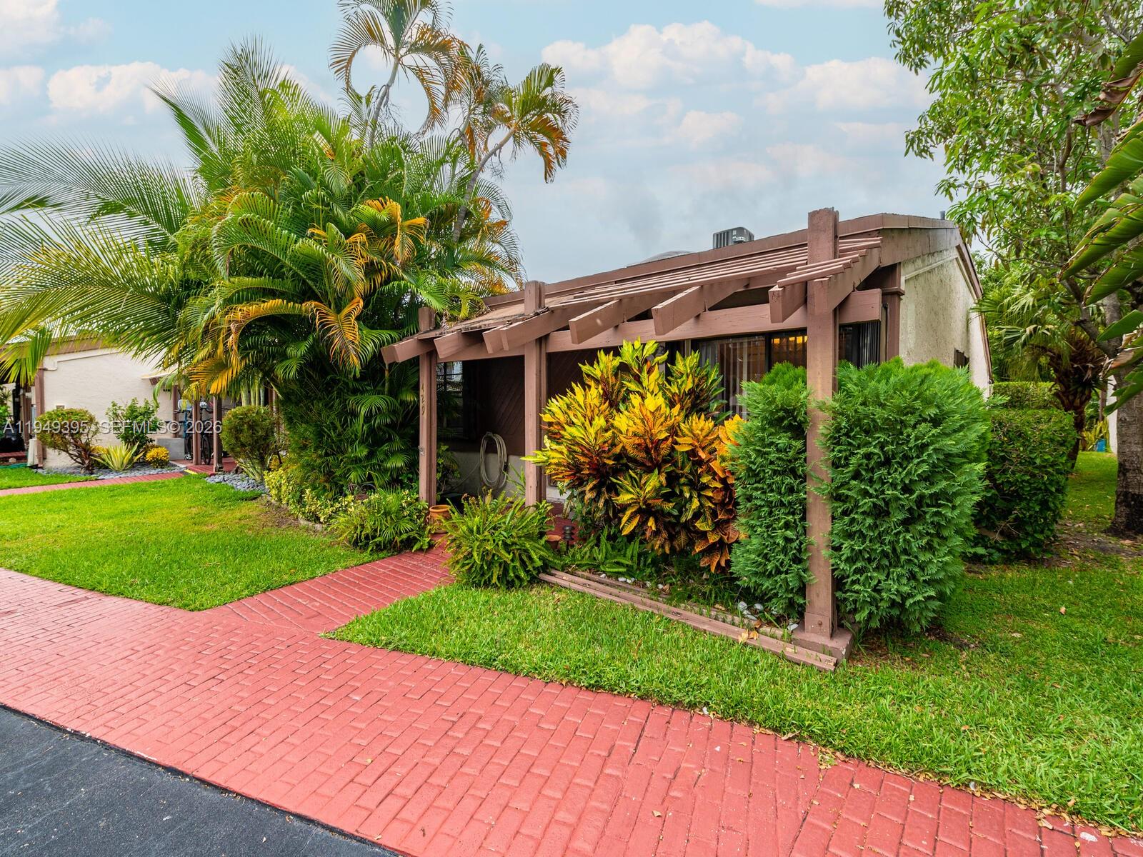 HARBOURWOOD VILLAS - Residential