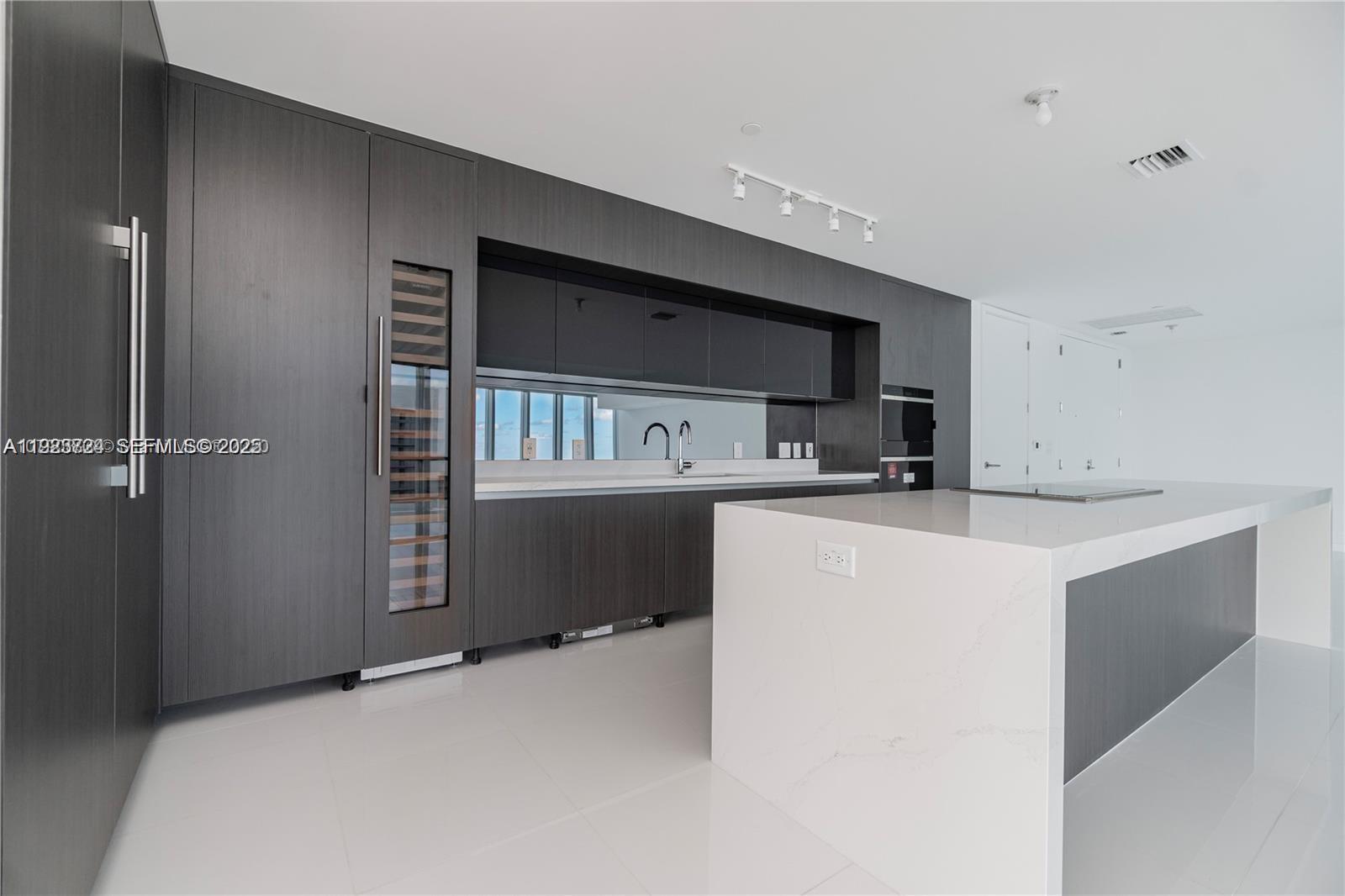 851 NE 1st Ave 4911, Miami, FL, 33132/$4,399,000 4 851 NE 1st Ave 4911