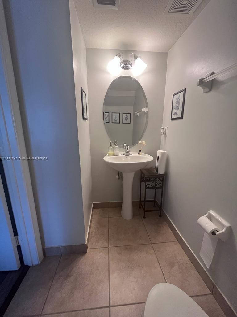Photo 8 of 26 of 5954 Glasgow Way 5954 townhome