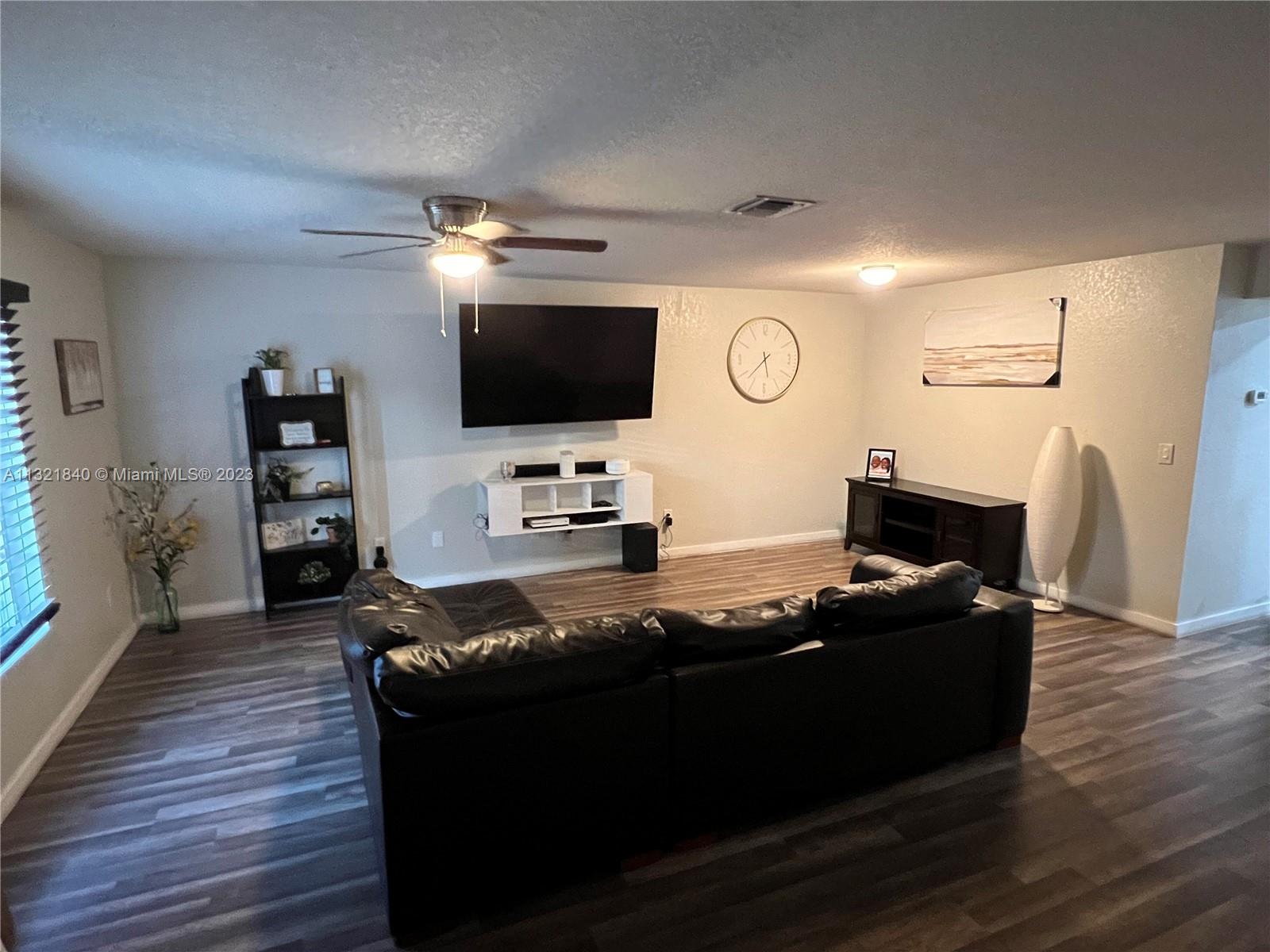 Photo 3 of 26 of 5954 Glasgow Way 5954 townhome