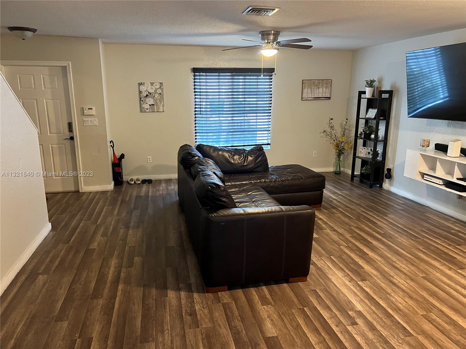 Photo 5 of 26 of 5954 Glasgow Way 5954 townhome