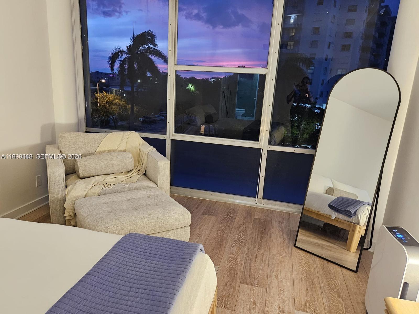 KING COLE CONDO - Residential