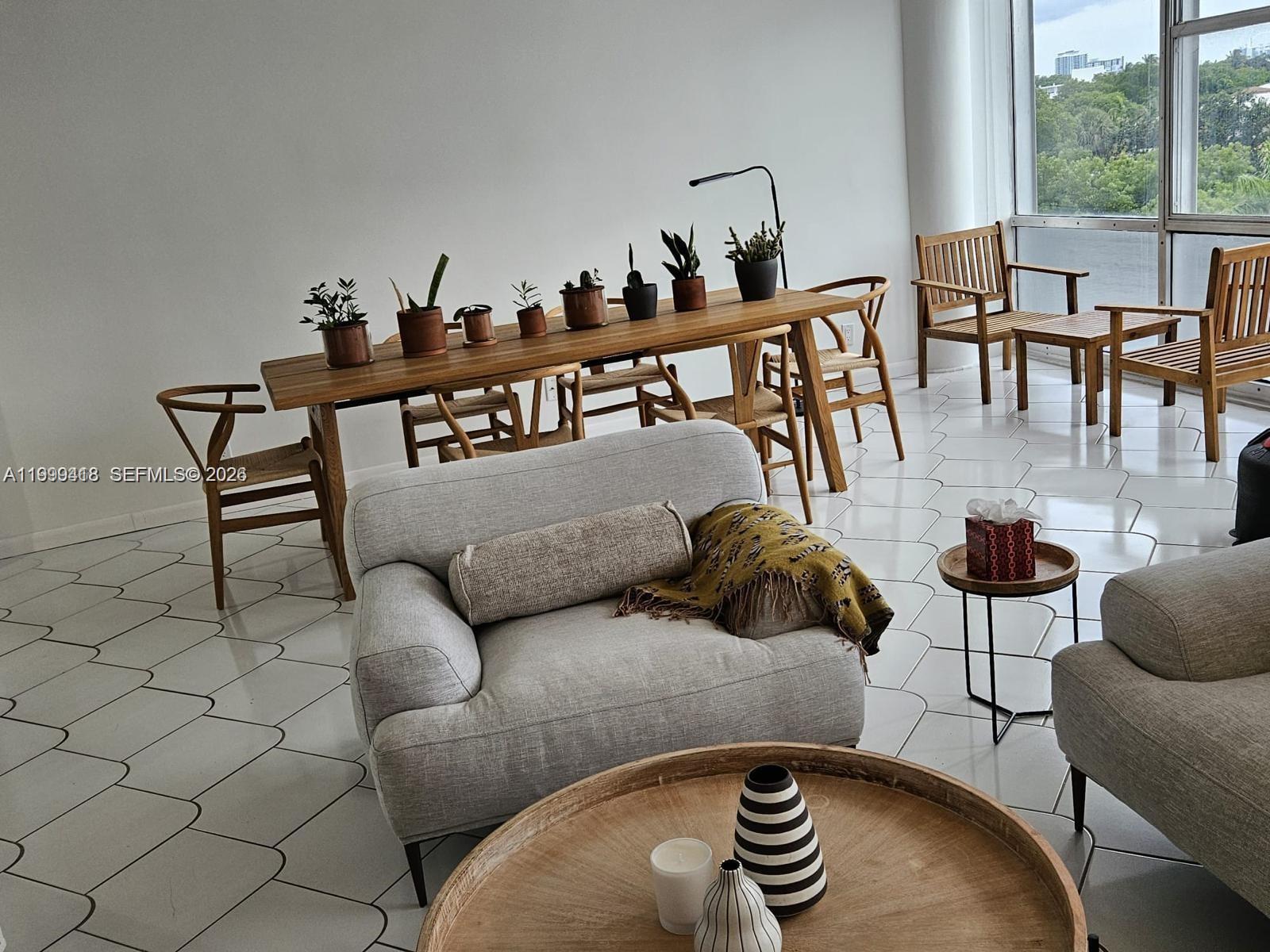 KING COLE CONDO - Residential